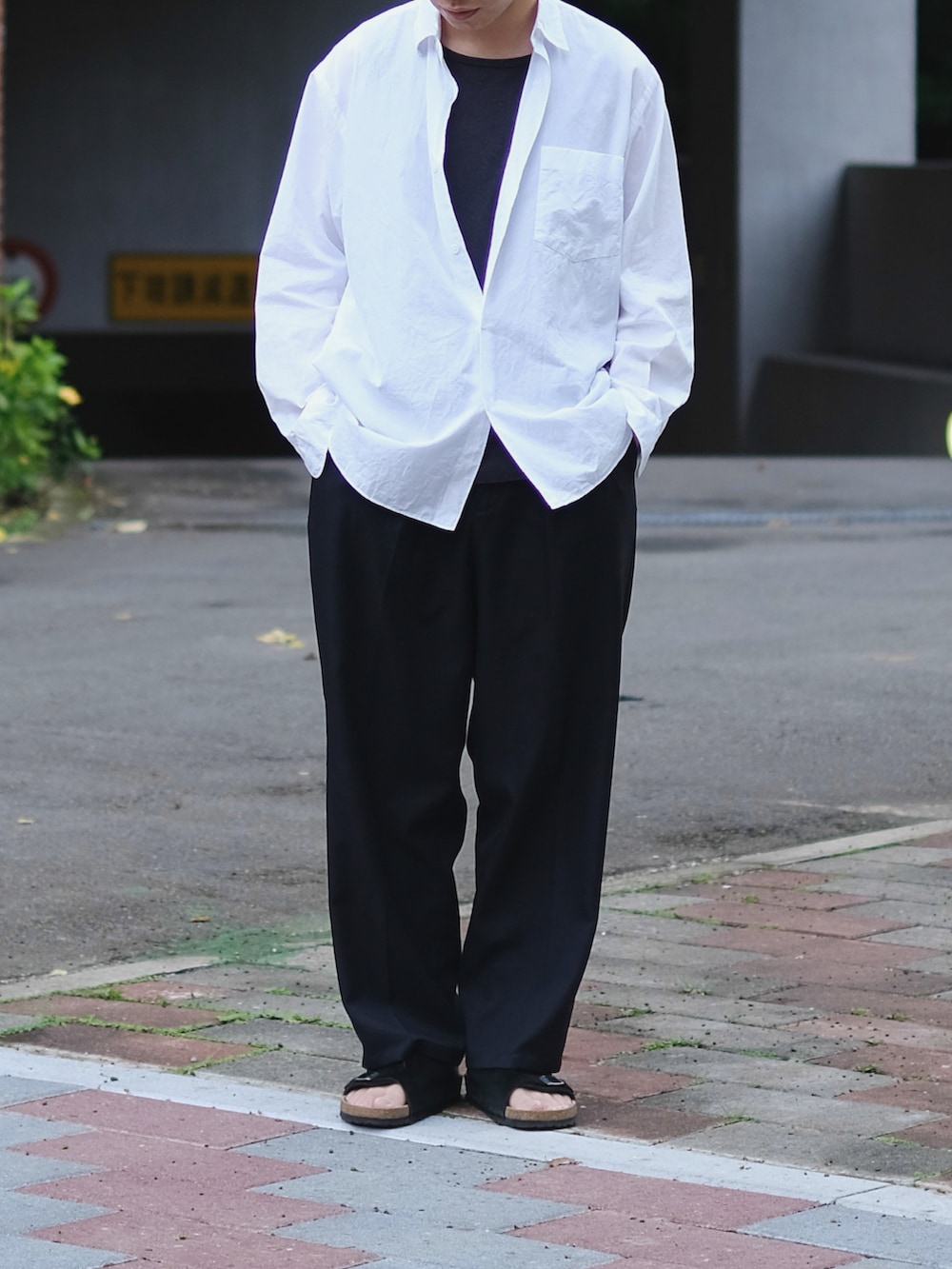 「シンプルコーデ、休日スタイル、おしゃれさんと繋がりたい、初夏コーデ、リラックススタイル、カジュアルコーデ、ootd、ootdtw、COMOLI、COMOLIシャツ、コモリ、春コーデ、大人カジュアル、メンズファッション、zurich」｜「COMOLIのアイテム（シャツ/ブラウス、ホワイト系）」を使った、Kさん（メンズ・174cm）の春コーディネートの2枚目の写真