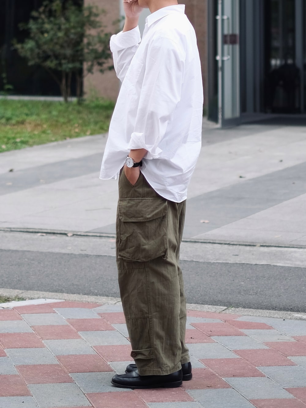 「メンズコーデ、カジュアルコーデ、おしゃれさんと繋がりたい、ootd、大人カジュアル、きれいめカジュアル、COMOLIシャツ、COMOLI、m47、カーゴパンツ、ootdtw、cleanfit、冬コーデ、シンプルコーデ、シンプル」｜「COMOLIのアイテム（シャツ/ブラウス、ホワイト系）」を使った、Kさん（メンズ・174cm）の冬コーディネートの4枚目の写真