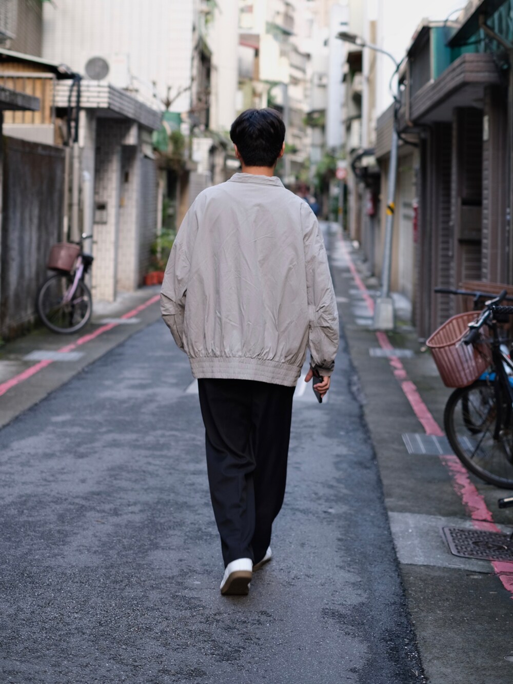 「ootd、今日のコーデ、秋コーデ、秋のコーデ、GERMAN TRAINER、カジュアルコーデ、シンプルスタイル、おしゃれさんと繋がりたい、POLYPLOID、ootdtw、cleanfit、休日スタイル、Tシャツ、シンプルコーデ、シンプル」｜「JUNREDのライトスルーワイドストレートパンツ（スラックス、ブラック系）」を使った、Kさん（メンズ・174cm）の秋コーディネートの5枚目の写真