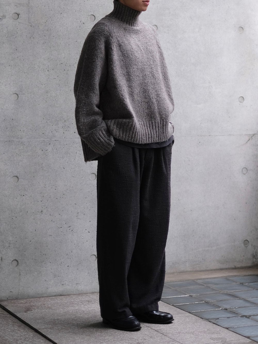 「冬コーデ、今日のコーデ、ootd、ootdtw、カジュアルコーデ、シンプル、大人コーデ、セーター、大人カジュアル、シンプルコーデ、きれいめカジュアル、冬、outfit、休日スタイル、黒」｜「LIDNMのLIGHT TWEED EASY TROUSERS（その他パンツ、グレー系）」を使った、Kさん（メンズ・174cm）の冬コーディネートの3枚目の写真