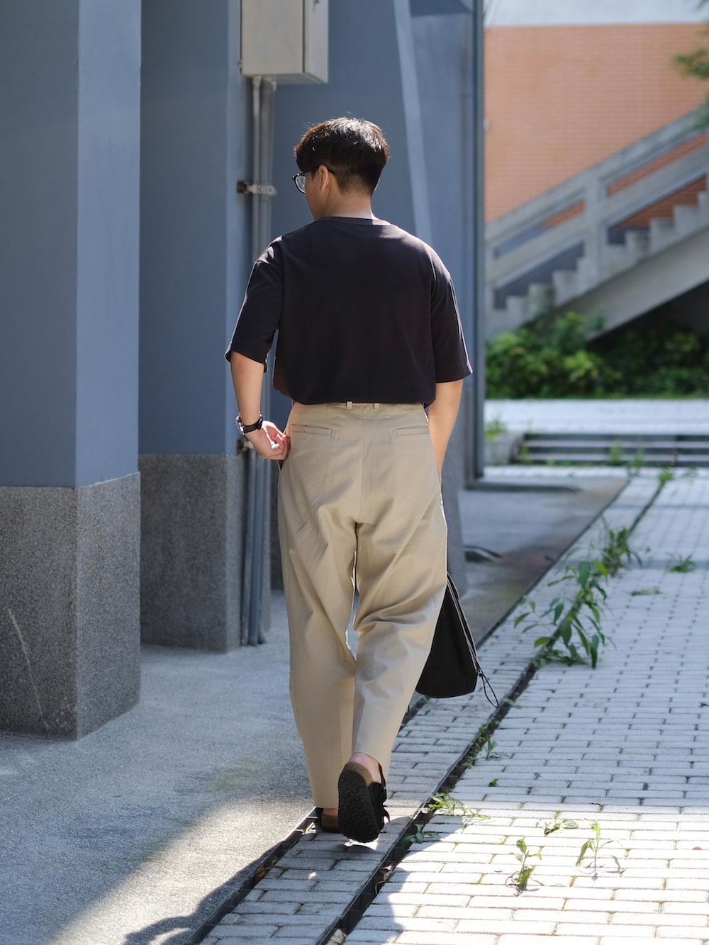 「シンプルコーデ、リラックススタイル、お洒落さんとつながりたい、休日スタイル、カジュアルコーデ、夏、ootd、ootdtw、MAATEE&SONS、大人カジュアル、シンプル、今日のコーデ、春コーデ、ブラック、メンズファッション」｜「UNIQLOのエアリズムコットンオーバーサイズTシャツ（5分袖）（Tシャツ/カットソー、ブラック系）」を使った、Kさん（メンズ・174cm）の春コーディネートの4枚目の写真