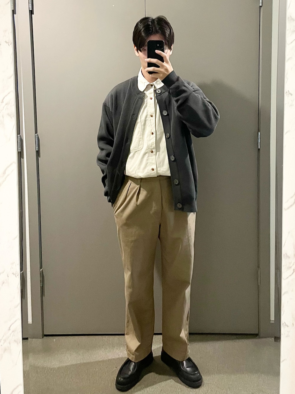 「ootd、今日のコーデ、春コーデ、古着MIX、vintage、UNIQLO U、古着、古着コーデ」｜「MAHARISHI のHELMET BAG - 420D NYLON（ショルダーバッグ、ブラック系）」を使った、Kさん（メンズ・174cm）の冬コーディネートの2枚目の写真