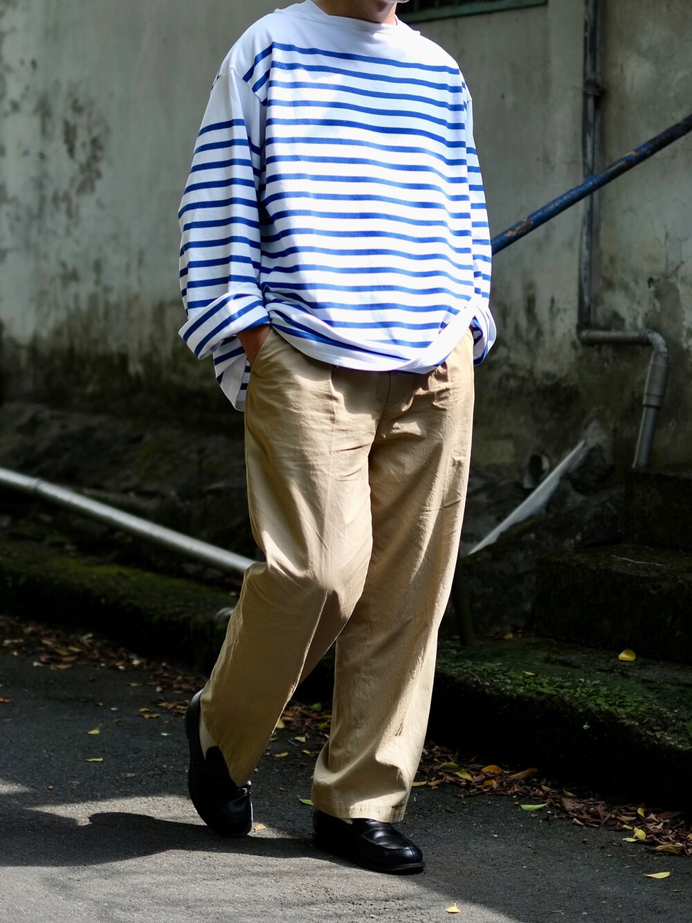 「メンズファッション、お洒落さんとつながりたい、ファッションを楽しもう、秋のコーデ、ootd、ootdtw、秋コーデ、STILL BY HAND、今日のコーデ、outil、シンプルコーデ、シンプル、バスクシャツ、ローファー、cleanfit」｜「STILL BY HANDの【STILL BY HAND】CENTER CREASE SEMI-WIDE TROUSERS スティルバイバンド センタープレス セミワイドスラックス / size 46 / ￥19,800（パンツ、ベージュ系）」を使った、Kさん（メンズ・174cm）の秋コーディネートの5枚目の写真