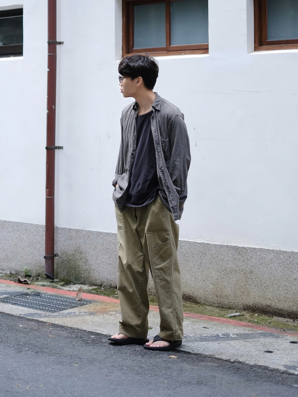 グリーン系のその他パンツ、グレー系のシャツ/ブラウス、ブラック系のサンダルを着用したメンズの春コーディネートの3枚目の写真