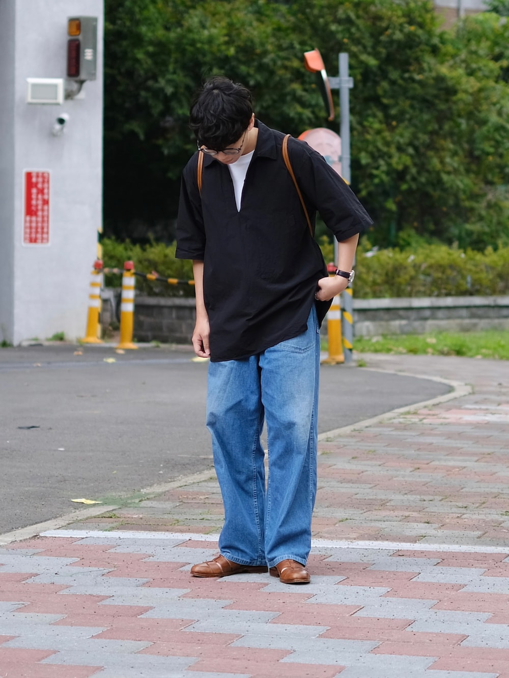 「カジュアルコーデ、メンズファッション、シンプルコーデ、お洒落さんとつながりたい、今日のコーデ、春、春夏コーデ、夏コーデ、ULTERIOR、skipper、MAATEE&SONS、niceness、デニムパンツ、ootd、ootdtw」｜「ULTERIORのアイテム（シャツ/ブラウス、ブラック系）」を使った、Kさん（メンズ・174cm）の春コーディネートの2枚目の写真