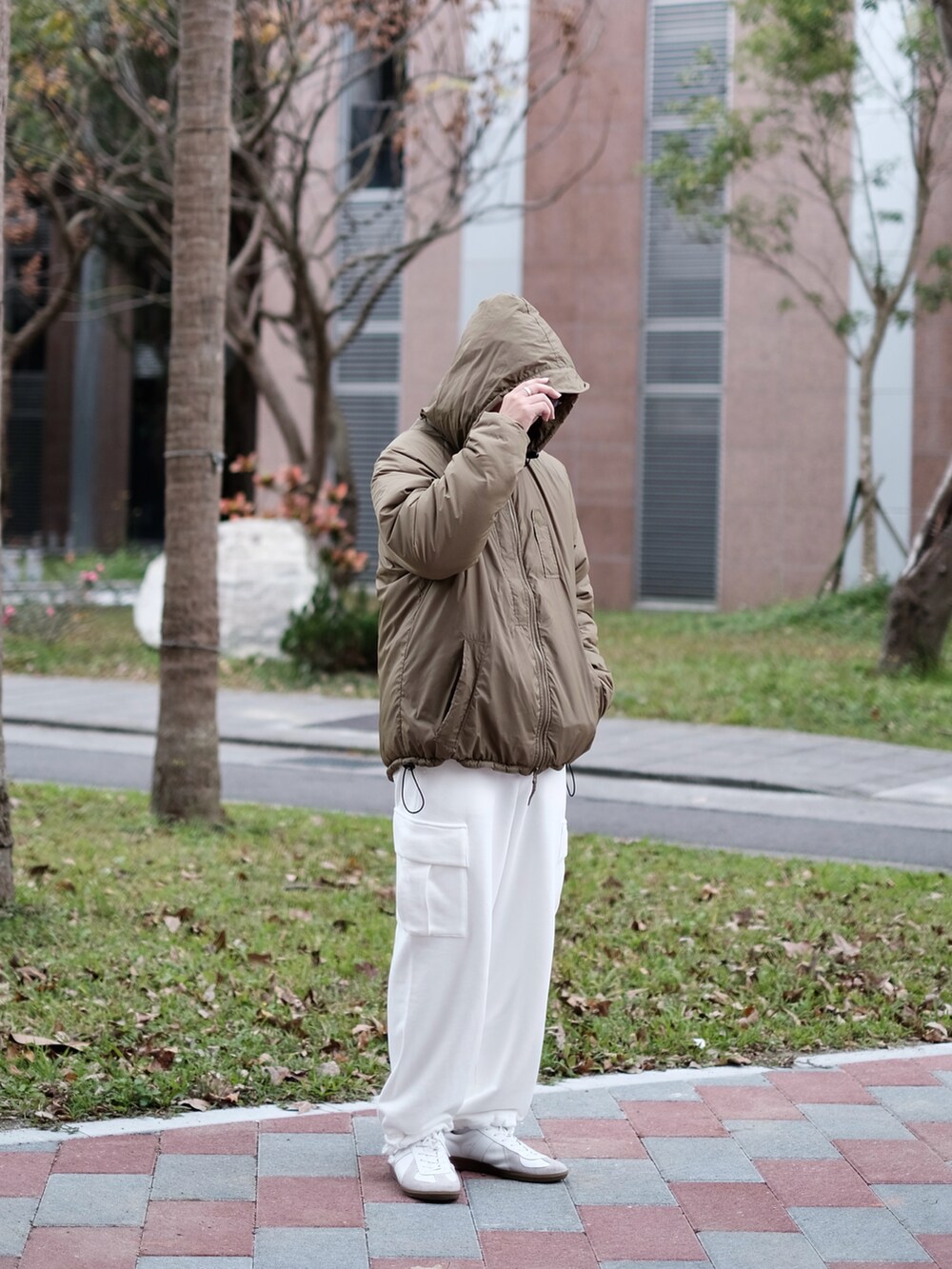 「カジュアルコーデ、休日コーデ、シンプルコーデ、ootd、今日のコーデ、冬コーデ、british army、military、vintage、古着MIX、古着、yorozu、ootdtw、カーゴパンツ、メンズファッション」｜「FRUIT OF THE LOOMのヘビーオンススウェットカーゴパンツ（カーゴパンツ、ホワイト系）」を使った、Kさん（メンズ・174cm）の冬コーディネートの5枚目の写真