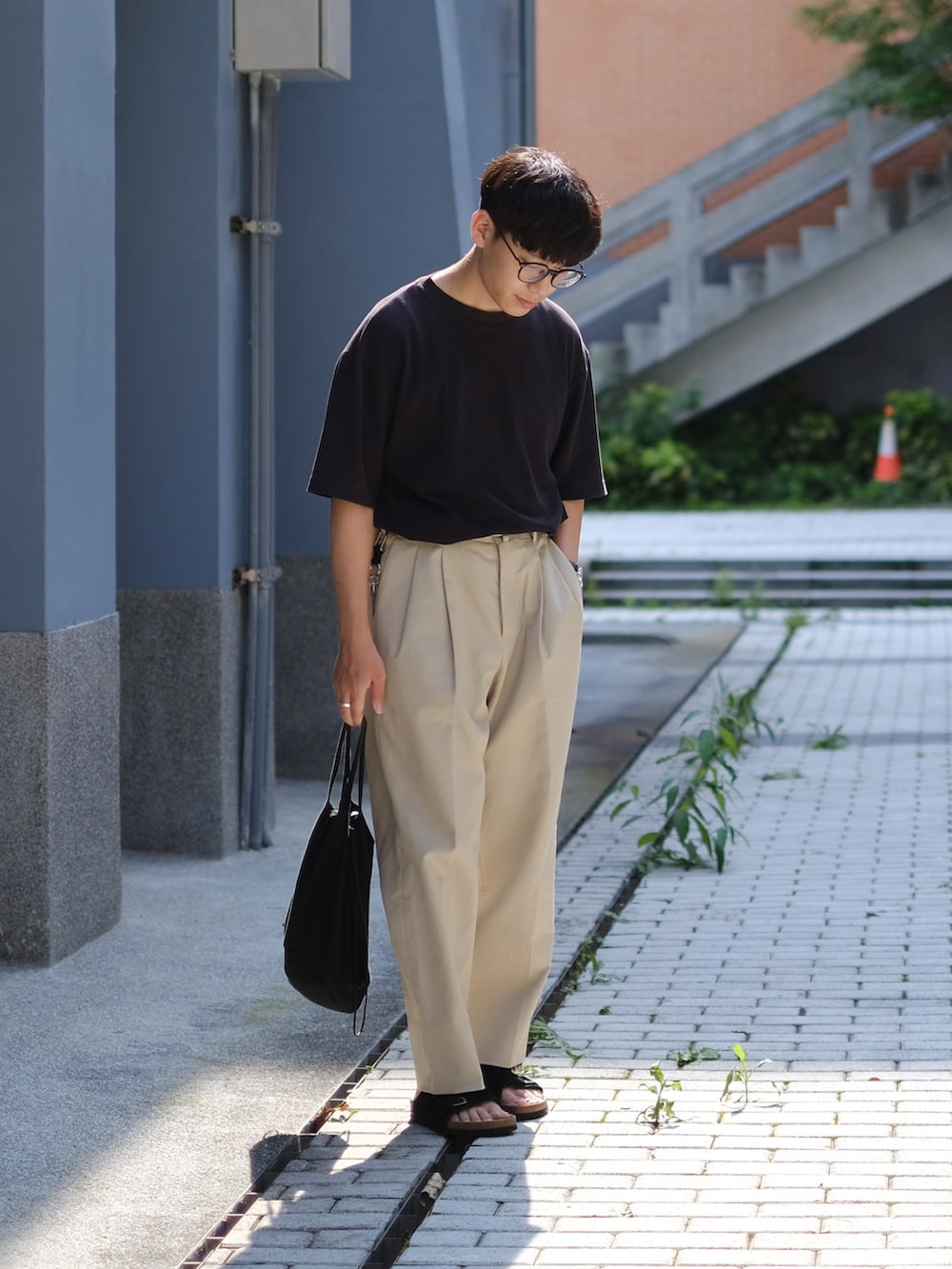 「シンプルコーデ、リラックススタイル、お洒落さんとつながりたい、休日スタイル、カジュアルコーデ、夏、ootd、ootdtw、MAATEE&SONS、大人カジュアル、シンプル、今日のコーデ、春コーデ、ブラック、メンズファッション」｜「UNIQLOのエアリズムコットンオーバーサイズTシャツ（5分袖）（Tシャツ/カットソー、ブラック系）」を使った、Kさん（メンズ・174cm）の春コーディネートの2枚目の写真
