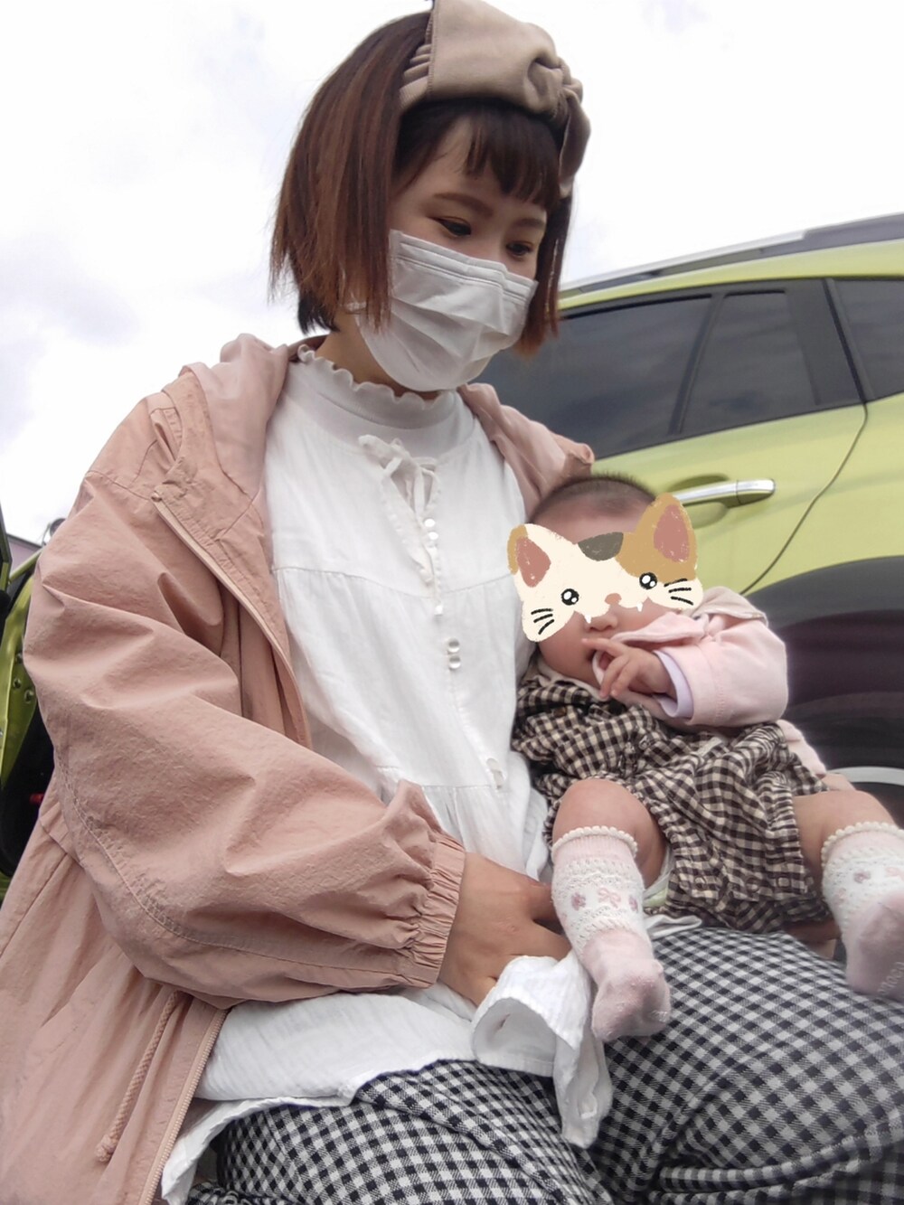 ピンク系のブルゾンを着用したレディースの春コーディネートの2枚目の写真