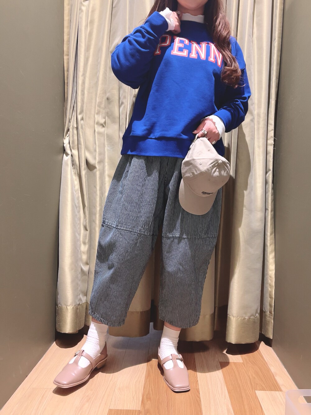 ブルー系のスウェット、その他のその他パンツを着用したレディースの春コーディネートの2枚目の写真