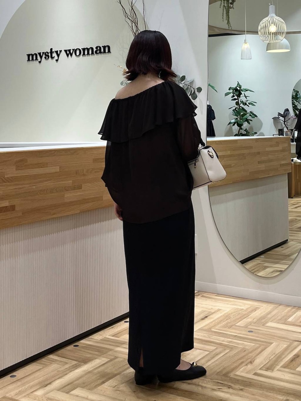 「きれいめ、着痩せ・細見え、ベーシック/シンプル、骨格ストレート、mysty woman、着痩せ、体型カバー、大人カジュアル、秋コーデ」｜「mysty womanの［追加1］カナグミニショルダーBAG　495426（ショルダーバッグ、ホワイト系）」を使った、maika10008さん（レディース・158cm）の夏コーディネートの3枚目の写真