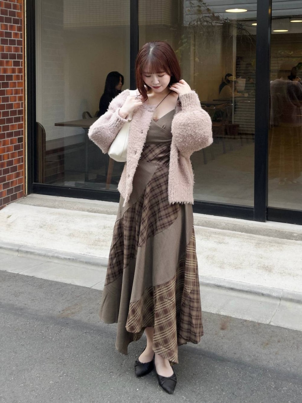 ホワイト系のショルダーバッグ、ベージュ系のカーディガン/ボレロ、ブラウン系のワンピースを着用したレディースの秋コーディネートの5枚目の写真