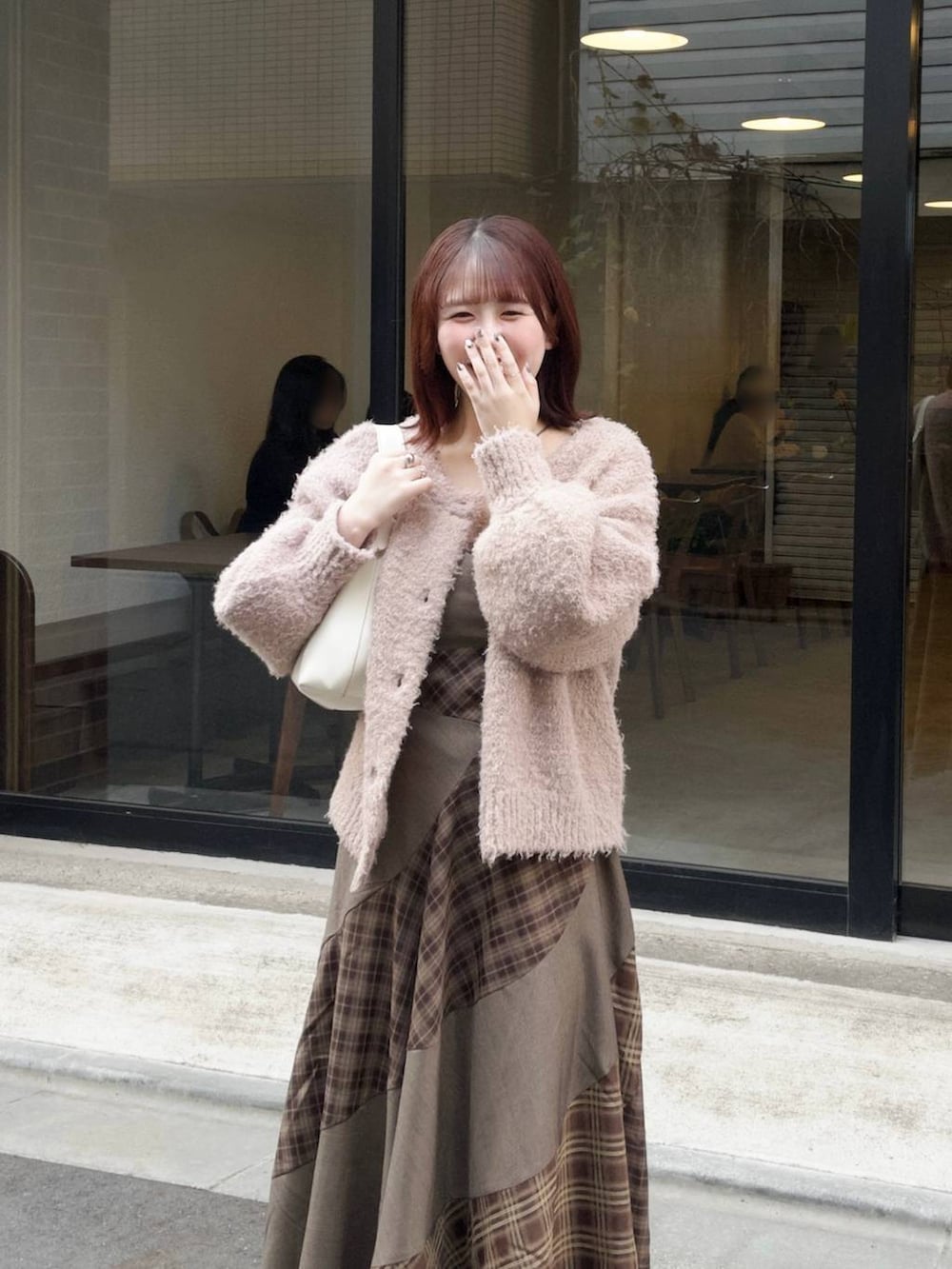 ホワイト系のショルダーバッグ、ベージュ系のカーディガン/ボレロ、ブラウン系のワンピースを着用したレディースの秋コーディネートの3枚目の写真