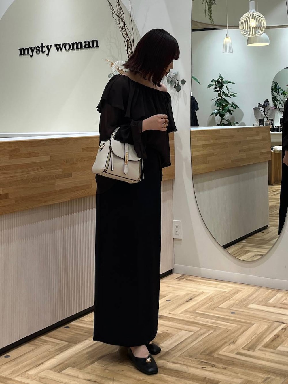 「きれいめ、着痩せ・細見え、ベーシック/シンプル、骨格ストレート、mysty woman、着痩せ、体型カバー、大人カジュアル、秋コーデ」｜「mysty womanの［追加1］カナグミニショルダーBAG　495426（ショルダーバッグ、ホワイト系）」を使った、maika10008さん（レディース・158cm）の夏コーディネートの4枚目の写真