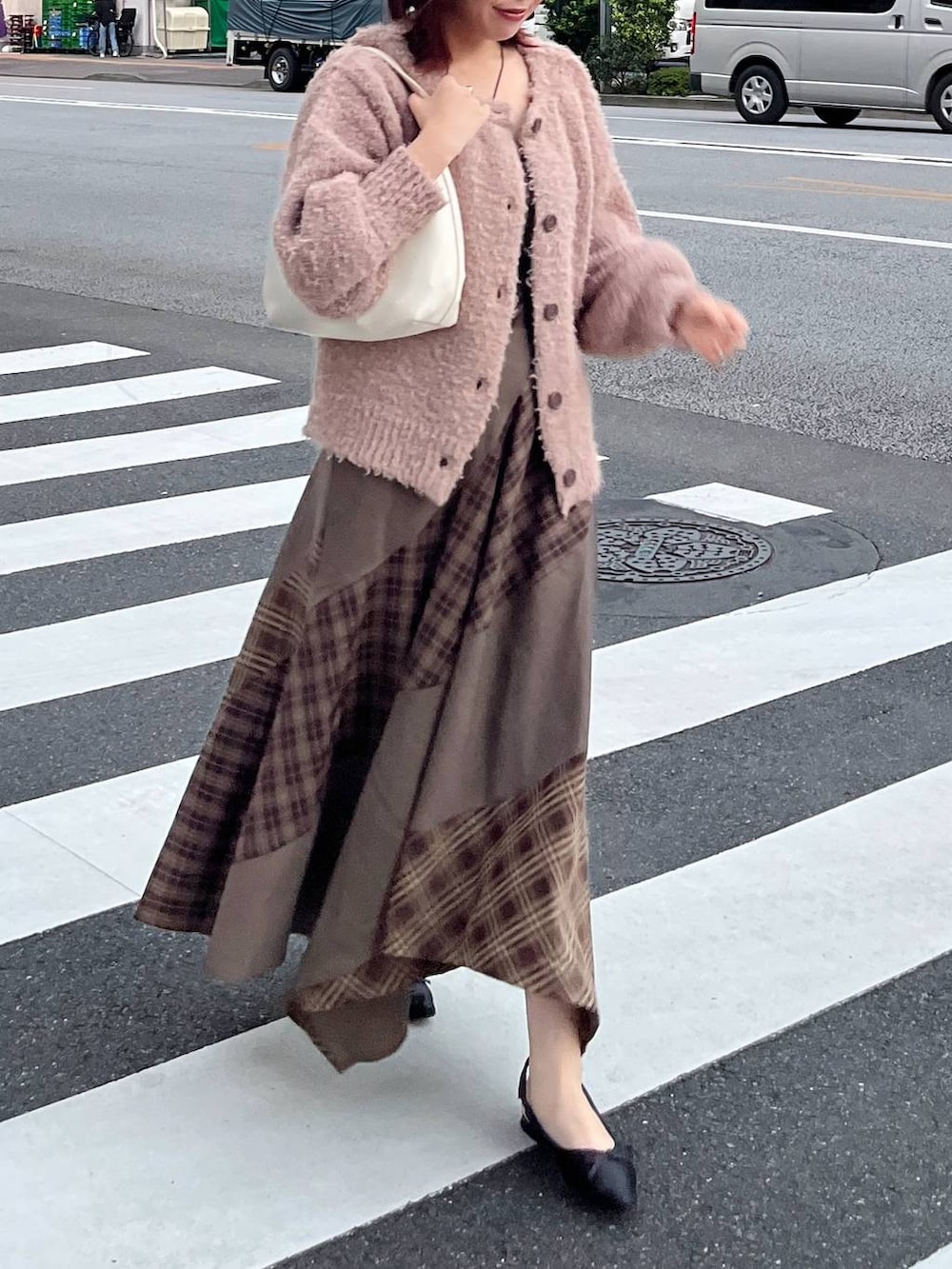 ホワイト系のショルダーバッグ、ベージュ系のカーディガン/ボレロ、ブラウン系のワンピースを着用したレディースの秋コーディネートの4枚目の写真