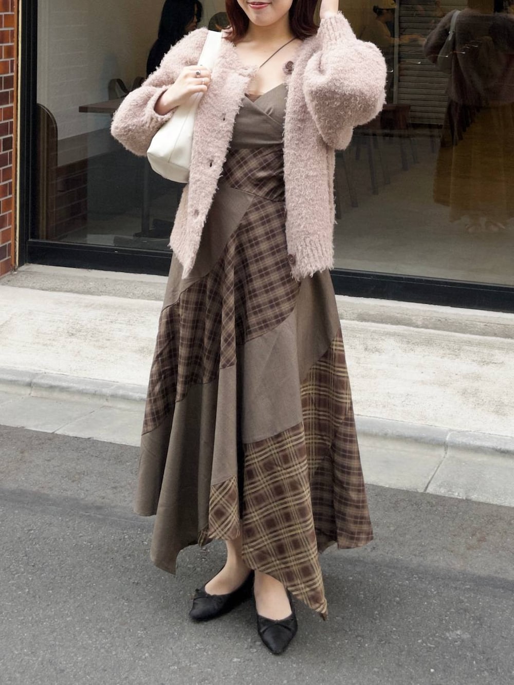 ホワイト系のショルダーバッグ、ベージュ系のカーディガン/ボレロ、ブラウン系のワンピースを着用したレディースの秋コーディネートの7枚目の写真