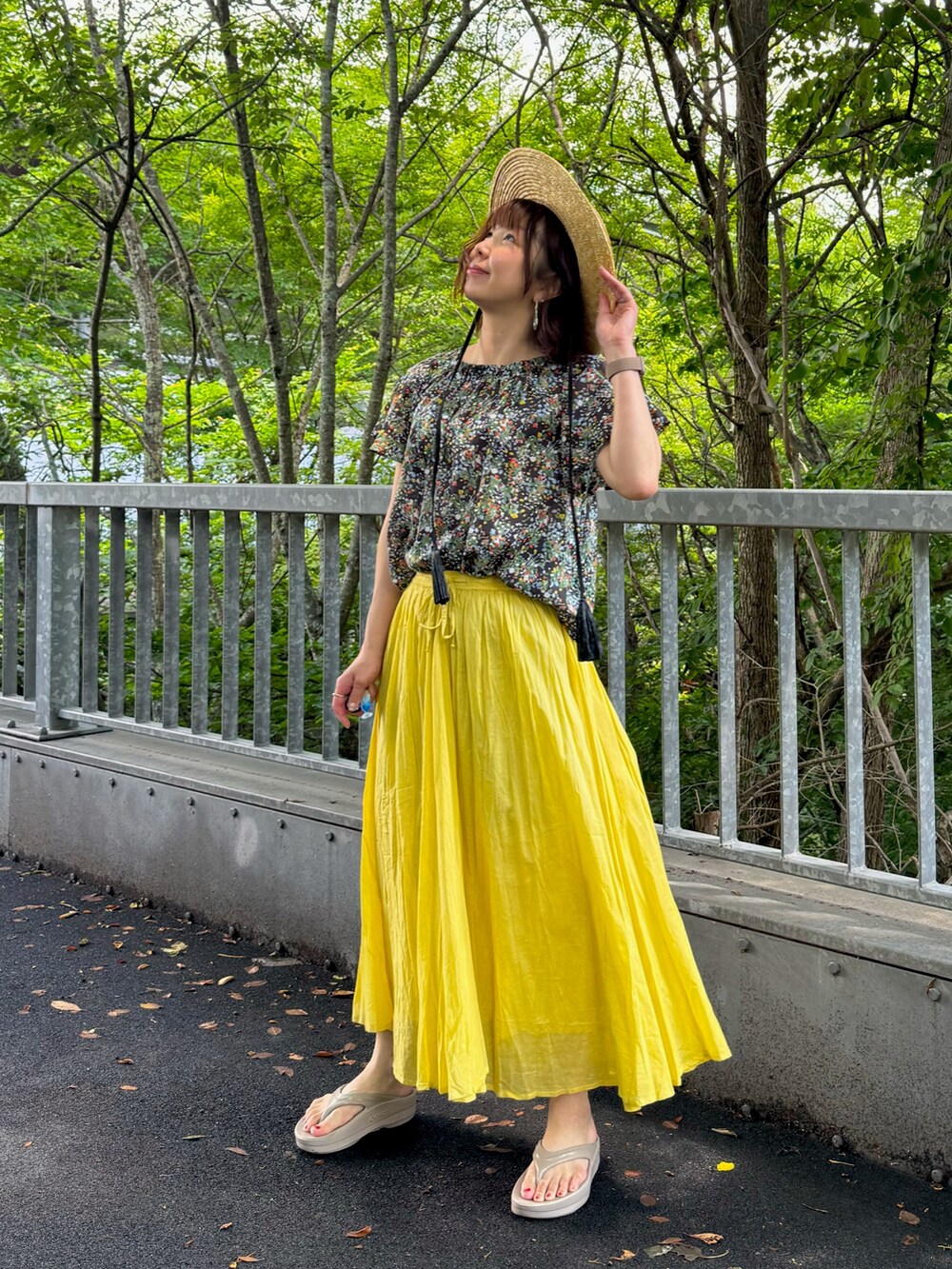 イエロー系のスカート、ブルー系のシャツ/ブラウスを着用したレディースの夏コーディネートの9枚目の写真