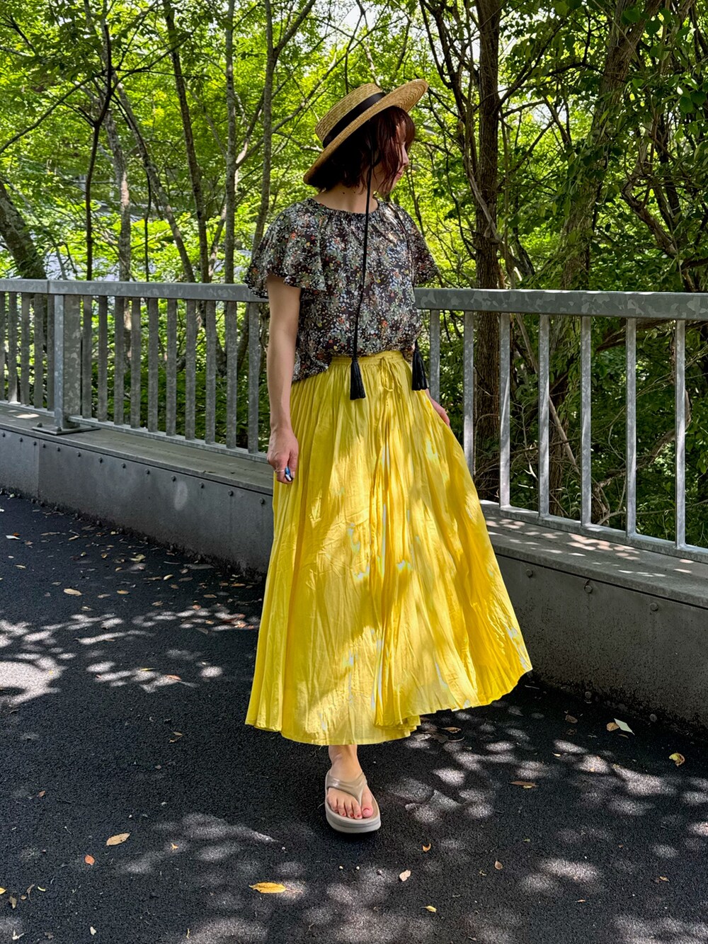 イエロー系のスカート、ブルー系のシャツ/ブラウスを着用したレディースの夏コーディネートの7枚目の写真