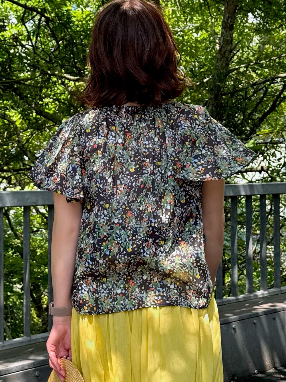 イエロー系のスカート、ブルー系のシャツ/ブラウスを着用したレディースの夏コーディネートの4枚目の写真