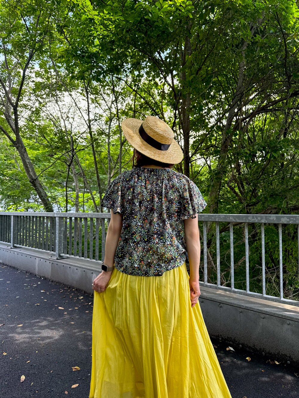 イエロー系のスカート、ブルー系のシャツ/ブラウスを着用したレディースの夏コーディネートの8枚目の写真