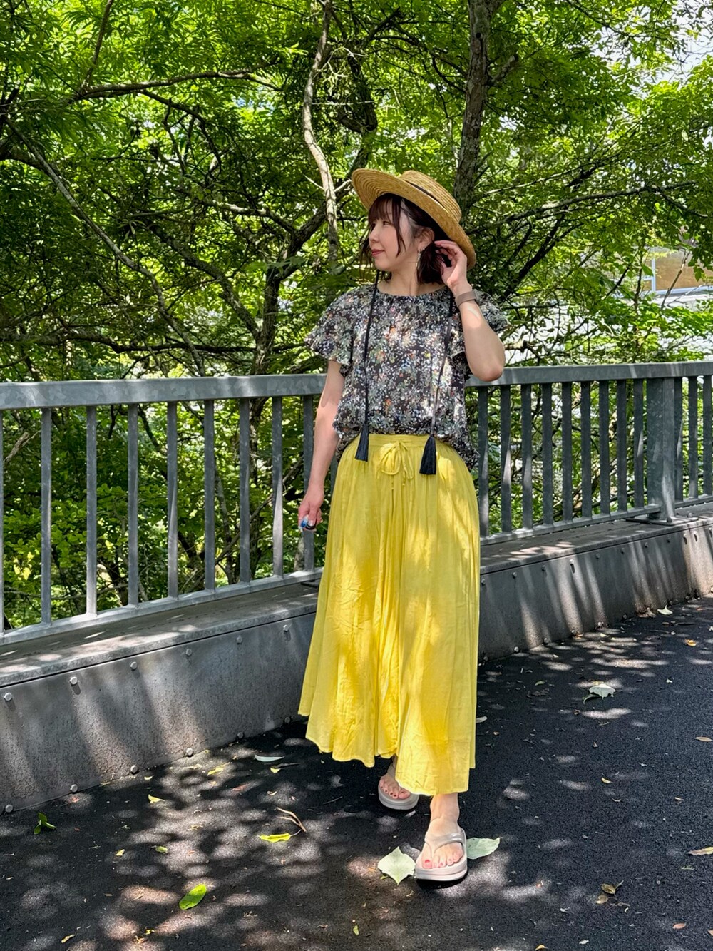 イエロー系のスカート、ブルー系のシャツ/ブラウスを着用したレディースの夏コーディネートの2枚目の写真
