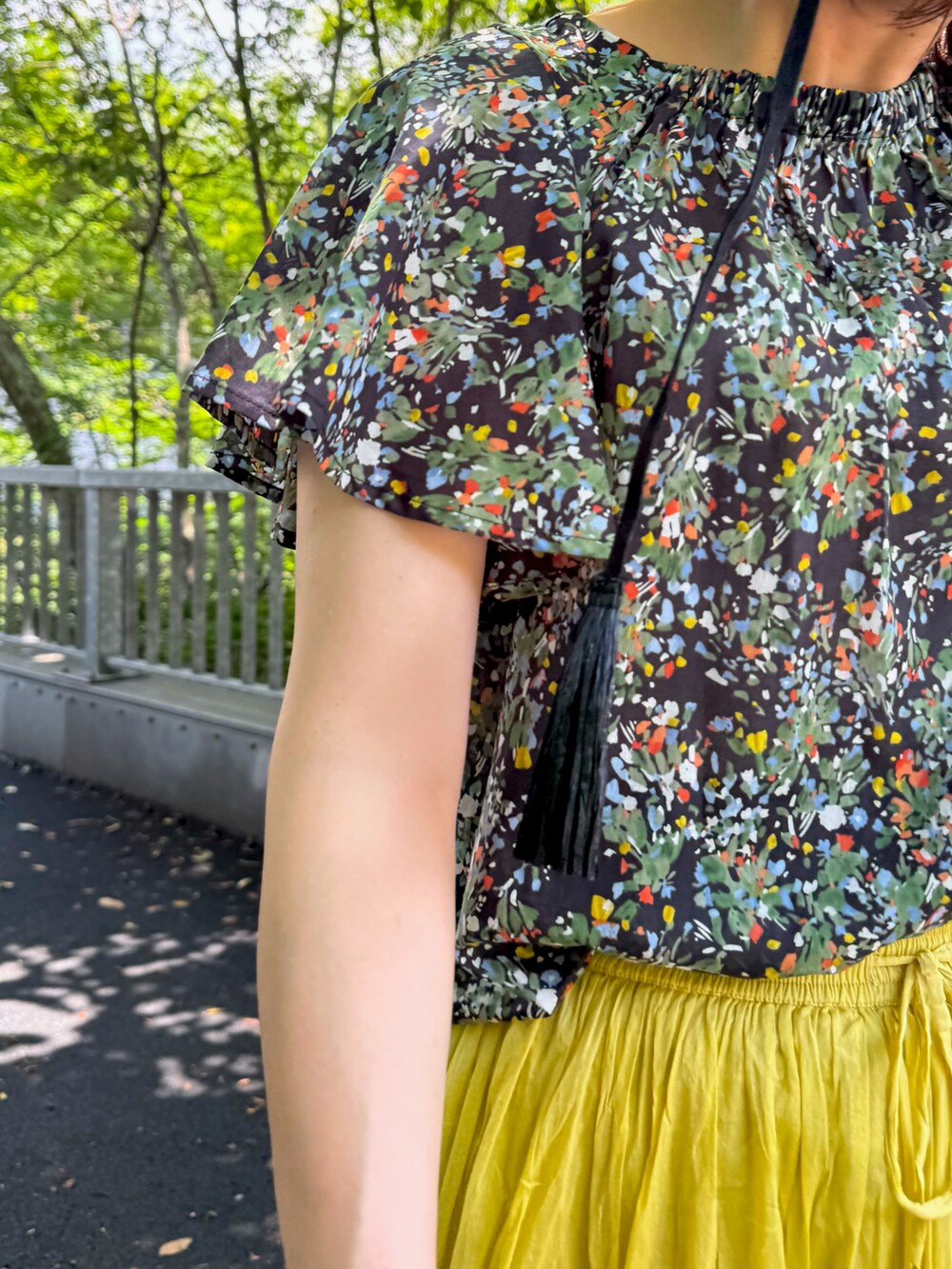 イエロー系のスカート、ブルー系のシャツ/ブラウスを着用したレディースの夏コーディネートの6枚目の写真