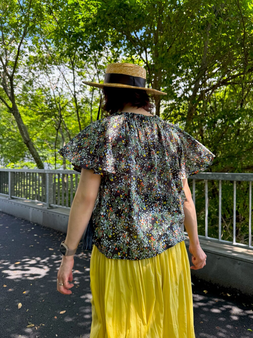 イエロー系のスカート、ブルー系のシャツ/ブラウスを着用したレディースの夏コーディネートの10枚目の写真