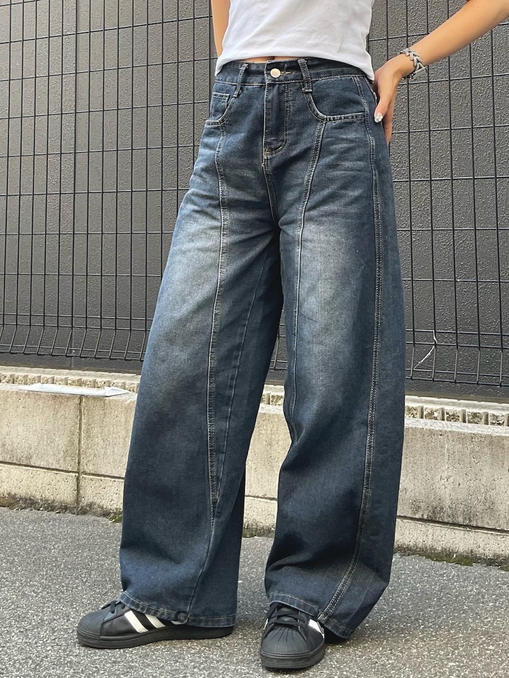 「トレンド、夏コーデ、韓国ファッション、夏服コーデ、おでかけコーデ、シンプルスタイル、デニムパンツ、デニム、オトナカワイイ、骨格ストレート」｜「kirakiraShopのバック ロゴ 刺繍 デニム パンツ（デニムパンツ、ブルー系）」を使った、kirakiraShopさん（骨格ストレート・レディース・160cm）の夏コーディネートの3枚目の写真