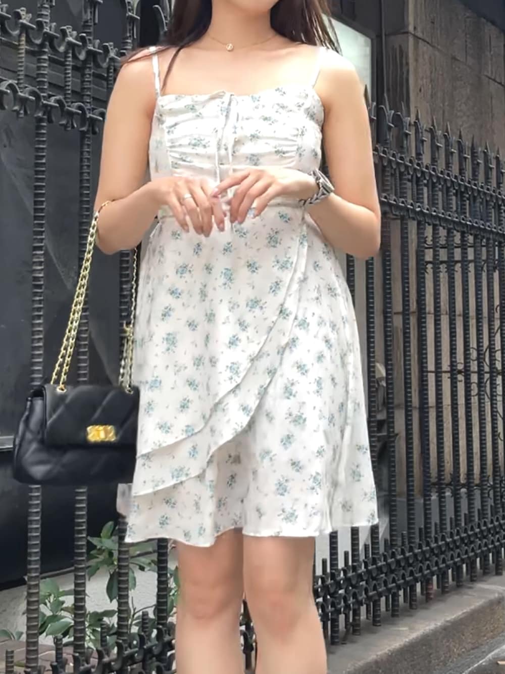 「夏ファッション、ワンピーススタイル、今日のコーデ、フェミニンコーデ、キャミワンピ、ガーリーコーデ、ガーリー、花柄、ワンピース、ootd」｜「kirakiraShopの1枚で甘さ満開。小花柄 ミニ キャミ ワンピース。（ワンピース、ブルー系）」を使った、kirakiraShopさん（骨格ストレート・レディース・160cm）の夏コーディネートの2枚目の写真
