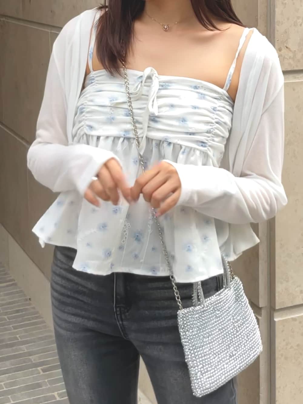 「韓国ファッション、オトナ女子、夏ファッション、大人ファッション、キレイめカジュアル、シンプルスタイル、今日のコーデ、カジュアルガーリー、ootd、花柄」｜「kirakiraShopの【２点セット】1枚で着映え、セットでこなれ感。花柄 キャミ ブラウス&シアー カーディガン（キャミソール、ブルー系）」を使った、kirakiraShopさん（骨格ストレート・レディース・160cm）の夏コーディネートの2枚目の写真