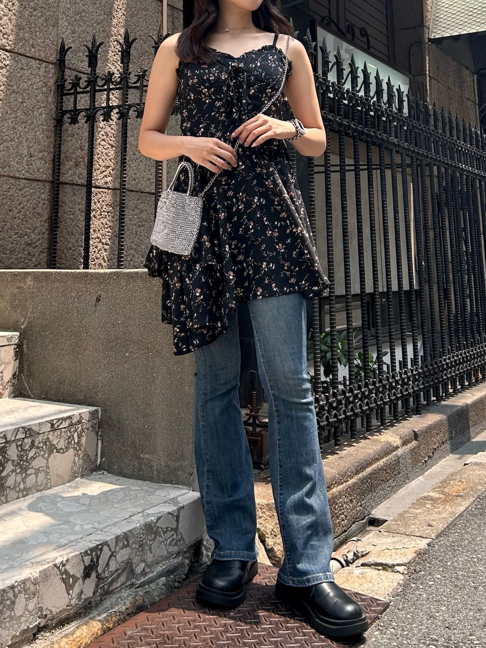 「夏コーデ、休日スタイル、夏祭り、ootd、花柄ワンピース、花柄、ワンピース、韓国ファッション、お出かけコーデ、大人かわいい、プチプラ」｜「kirakiraShopのイレギュラーヘム 花柄 ミニワンピース（ワンピース、ブラック系）」を使った、kirakiraShopさん（骨格ストレート・レディース・160cm）の夏コーディネートの2枚目の写真