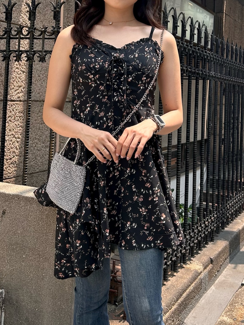 「夏コーデ、休日スタイル、夏祭り、ootd、花柄ワンピース、花柄、ワンピース、韓国ファッション、お出かけコーデ、大人かわいい、プチプラ」｜「kirakiraShopのイレギュラーヘム 花柄 ミニワンピース（ワンピース、ブラック系）」を使った、kirakiraShopさん（骨格ストレート・レディース・160cm）の夏コーディネートの3枚目の写真