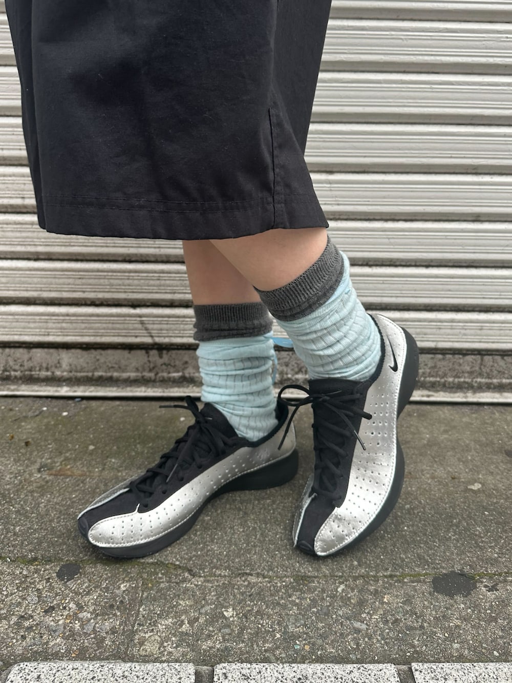 「夏コーデ、NIKE、nike、NIKEスニーカー、NIKESuperfly、ハーフパンツ、ドット、ドット柄、メンズライク、モノトーンコーデ、モノトーン」｜「NIKEのナイキ エア スーパーフライ ウィメンズシューズ / Nike Air Superfly Women's Shoes IB5824-001 Metallic Silver（スニーカー、シルバー系）」を使った、Nike Yokohama Vivreさん（レディース・156cm）の夏コーディネートの3枚目の写真