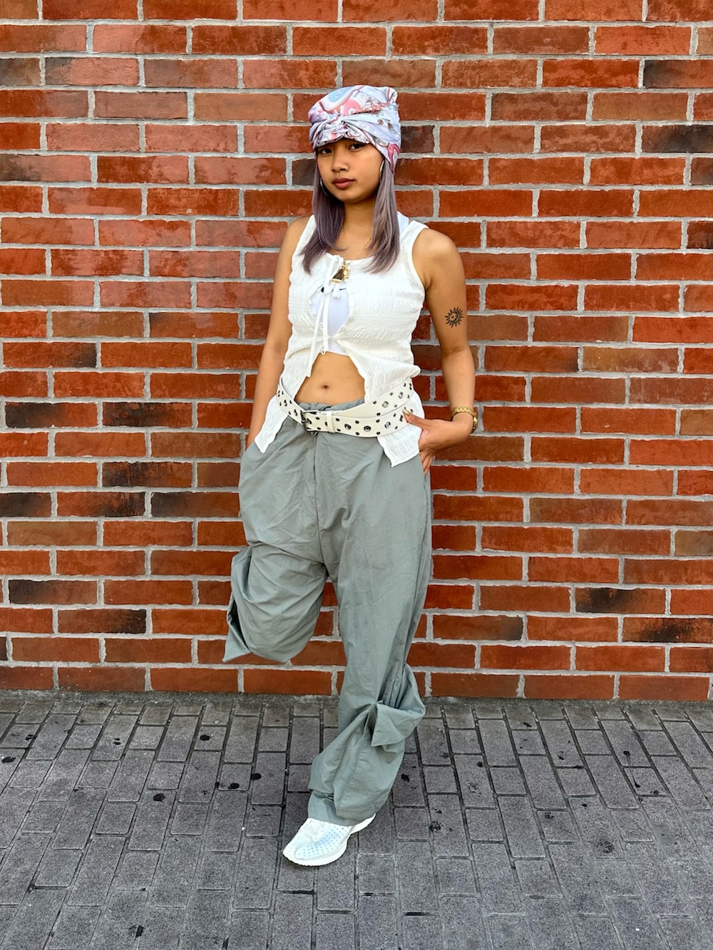 「フェススタイル、海外系ファッション、バンダナ、NIKE、nike、NIKEスニーカー、NIKESuperfly、カーゴパンツ、甘辛mix、シルバーシューズ、メタリックシューズ、ベルト、夏コーデ、甘辛コーデ」｜「NIKEの【NIKE/ナイキ】 ウィメンズ スウッシュ MED SPT ブラ（ブラジャー、ホワイト系）」を使った、Nike Yokohama Vivreさん（レディース・158cm）の夏コーディネートの2枚目の写真