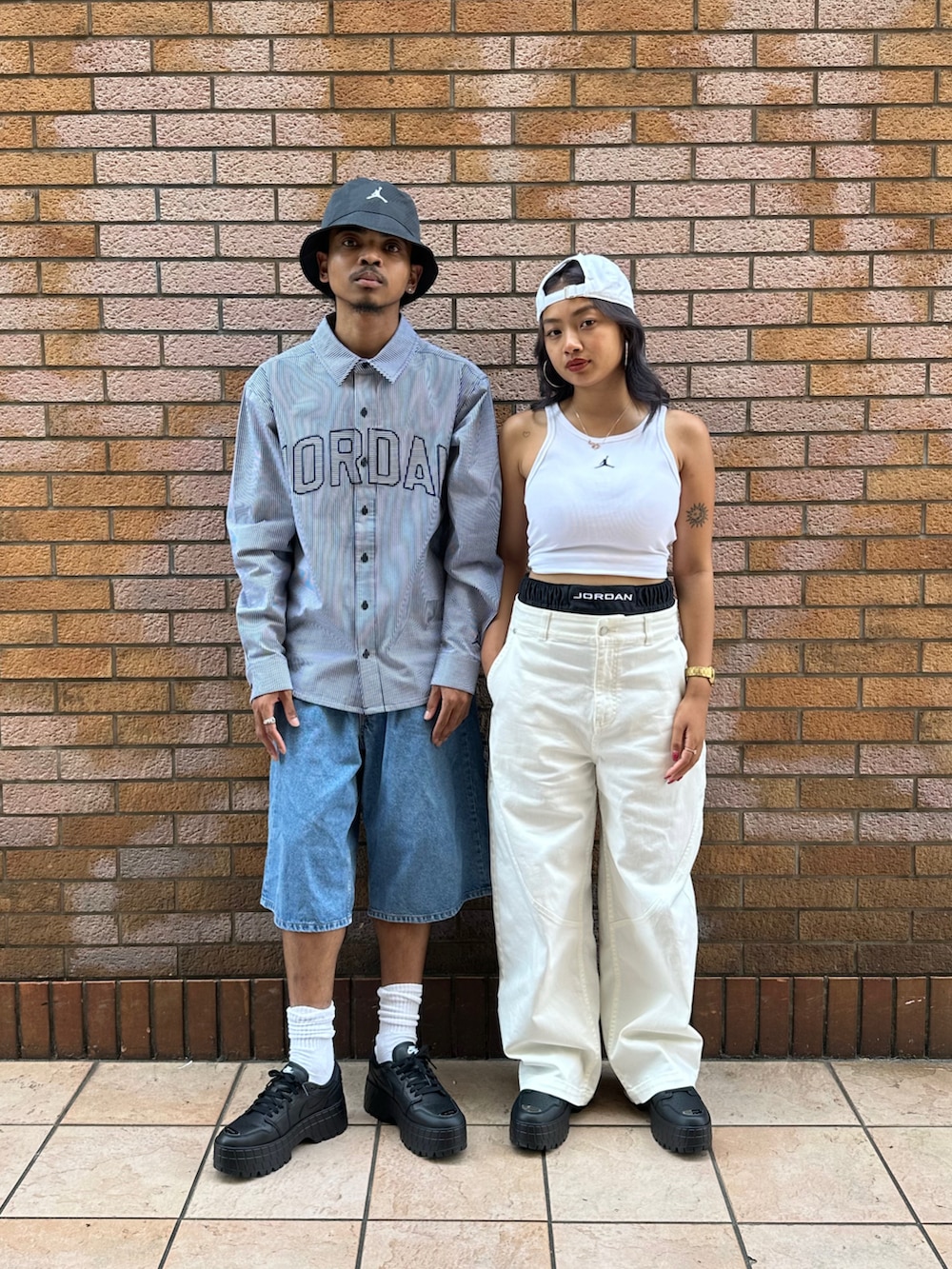 「デニム、ナイキ、ナイキスニーカー、ナイキコーデ、オールホワイト、厚底シューズ、厚底スニーカー、秋のコーデ、夏、ホワイトコーデ、レイヤードスタイル、Jordan、レザー、モノトーンコーデ、ワントーンコーデ」｜「JORDAN BRANDのジョーダン フライト ウィメンズ '91 ワイドレッグ バギー パンツ / Jordan Flight Women's '91 Wide-Leg Baggy Pants HQ9194-133 Sail（その他パンツ、ベージュ系）」を使った、Nike Yokohama Vivreさん（レディース・158cm）の夏コーディネートの5枚目の写真