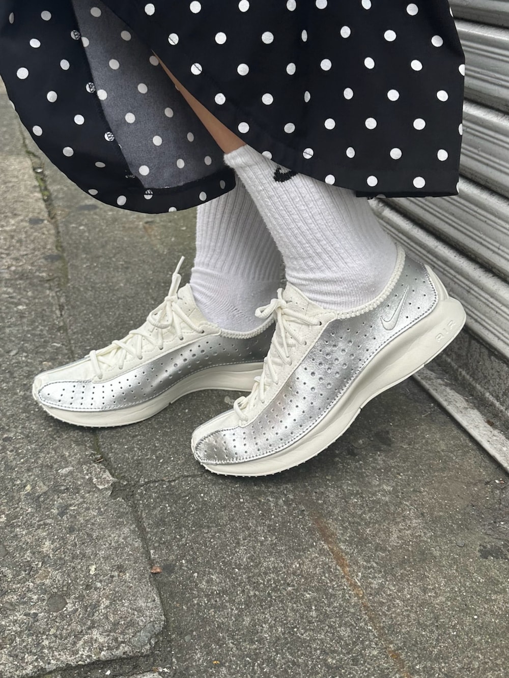 「夏ルックで気分アップ、夏コーデ、nike、NIKESuperfly、ドット、ドット柄、スカート、スカートスタイル、スカート×スニーカー、ワンピーススタイル、ワンピース、原色コーデ、ドットスカート」｜「NIKEのナイキ エア スーパーフライ ウィメンズシューズ / Nike Air Superfly Women's Shoes IB5824-100 Pale Ivory（スニーカー、ベージュ系）」を使った、Nike Yokohama Vivreさん（レディース・158cm）の夏コーディネートの2枚目の写真