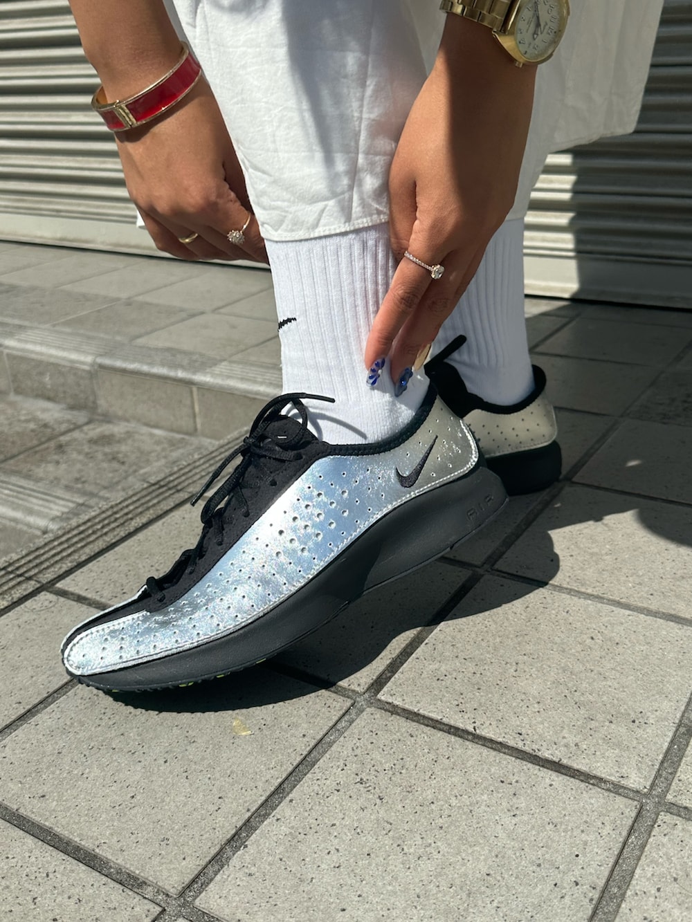 「オールホワイト、夏コーデ、シャツスタイル、NIKE、nike、NIKEスニーカー、NIKESuperfly、スニーカーコーデ、ホワイト×シルバー、シルバーシューズ、カジュアルコーデ、カジュアルガーリー」｜「NIKEのナイキ エア スーパーフライ ウィメンズシューズ / Nike Air Superfly Women's Shoes IB5824-001 Metallic Silver（スニーカー、シルバー系）」を使った、Nike Yokohama Vivreさん（レディース・158cm）の夏コーディネートの2枚目の写真