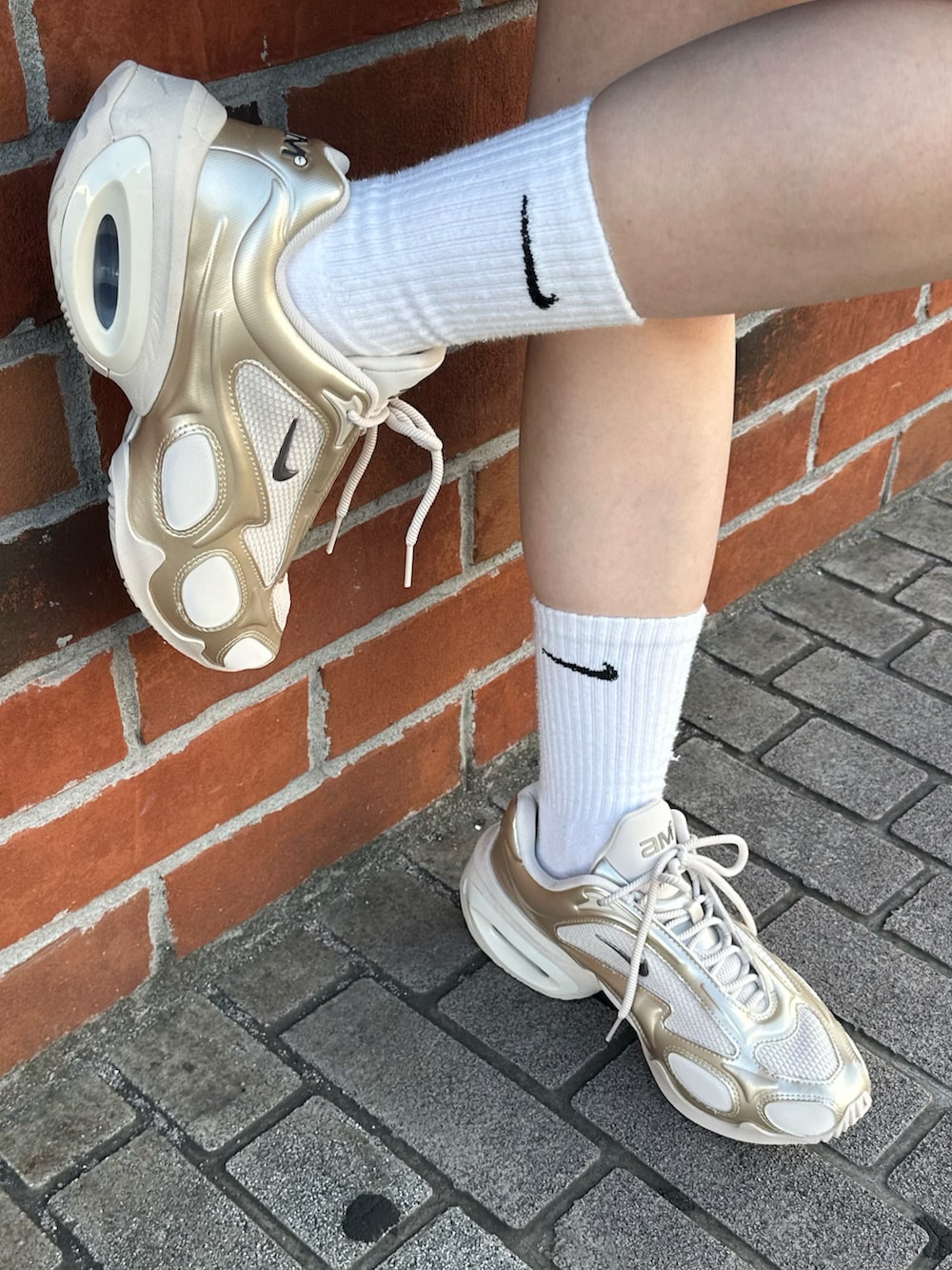 「シャツスタイル、チュニック、ガーリー、ガーリーコーデ、バイカーショーツ、タイツ、韓国ファッション、ヘアバンド、NIKE、nike、NIKEAIRMAXMUSE、スニーカー、スニーカーコーデ」｜「NIKEのナイキ エア マックス ミューズ ウィメンズシューズ / Nike Air Max Muse Women's Shoes FV1920-005 Desert Sand（スニーカー、ベージュ系）」を使った、Nike Yokohama Vivreさん（レディース・156cm）の夏コーディネートの2枚目の写真