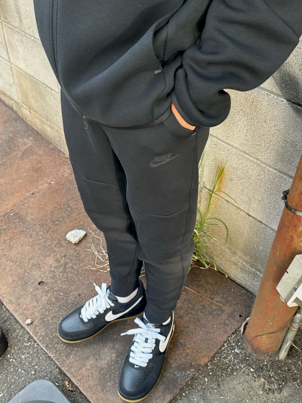 ブラック系のパーカー、ブラック系のその他パンツ、ブラック系のスニーカーを着用したメンズの秋コーディネートの5枚目の写真