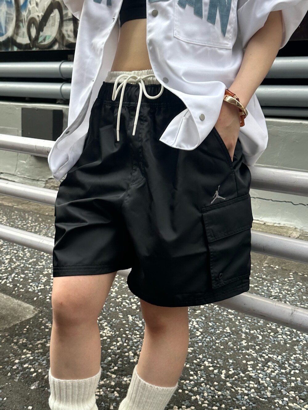 「カーゴパンツ、NIKE、ナイキ、Jordan、ジョーダン、ナイキスニーカー、ルーズソックス、秋のコーデ、モノトーンコーデ、レザー、厚底シューズ、ハーフパンツ」｜「JORDAN BRANDのジョーダン ブルックリン メンズ カーゴ ショートパンツ / Jordan Brooklyn Men's Cargo Shorts HV9683-010 Black（その他パンツ、ブラック系）」を使った、Nike Yokohama Vivreさん（レディース・156cm）の秋コーディネートの4枚目の写真
