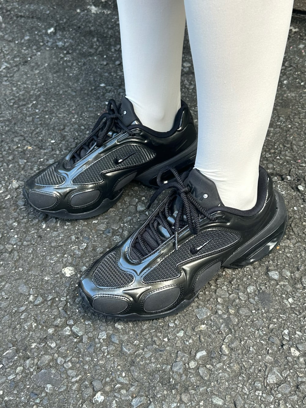 「スポーツミックス、NIKE、NIKE AIR MAX、nike、NIKEスニーカー、AIRMAXMUSE、ロゴT、ゲームシャツ、ストリート、プリーツスカート、キャップ、キャップ女子、夏コーデ、白タイツ、ナイキ」｜「NIKEのアイテム（スニーカー、ブラック系）」を使った、Nike Yokohama Vivreさん（レディース・158cm）の夏コーディネートの3枚目の写真