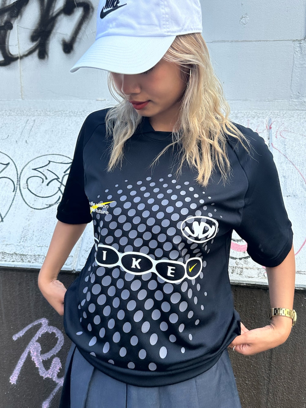 「スポーツミックス、NIKE、NIKE AIR MAX、nike、NIKEスニーカー、AIRMAXMUSE、ロゴT、ゲームシャツ、ストリート、プリーツスカート、キャップ、キャップ女子、夏コーデ、白タイツ、ナイキ」｜「NIKEのアイテム（スニーカー、ブラック系）」を使った、Nike Yokohama Vivreさん（レディース・158cm）の夏コーディネートの2枚目の写真