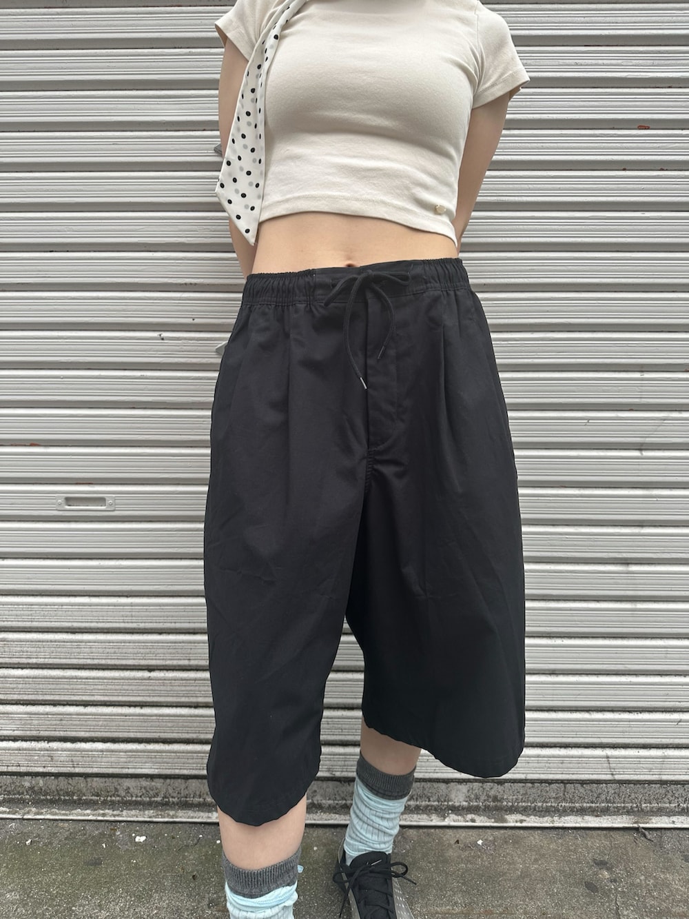 「夏コーデ、NIKE、nike、NIKEスニーカー、NIKESuperfly、ハーフパンツ、ドット、ドット柄、メンズライク、モノトーンコーデ、モノトーン」｜「NIKEのナイキ エア スーパーフライ ウィメンズシューズ / Nike Air Superfly Women's Shoes IB5824-001 Metallic Silver（スニーカー、シルバー系）」を使った、Nike Yokohama Vivreさん（レディース・156cm）の夏コーディネートの2枚目の写真