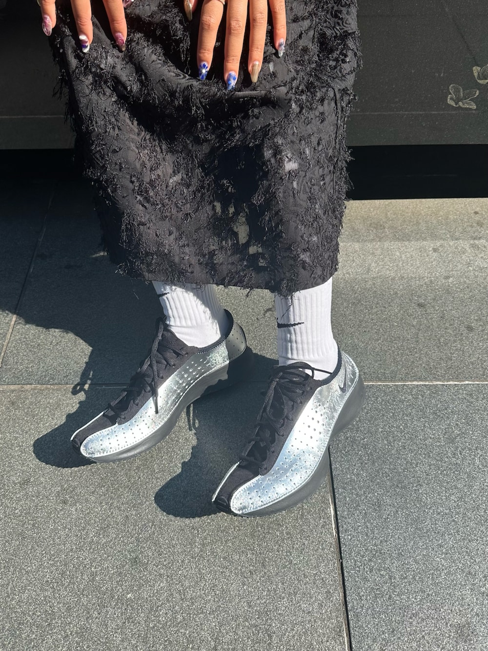 「夏ルックで気分アップ、夏ファッション、きれいめコーデ、NIKE、nike、NIKEスニーカー、Superfly、モード、モード系、ワンピース、ワンピーススタイル、シルバーシューズ、ナイキ、オトナカジュアル」｜「NIKEのナイキ エア スーパーフライ ウィメンズシューズ / Nike Air Superfly Women's Shoes IB5824-001 Metallic Silver（スニーカー、シルバー系）」を使った、Nike Yokohama Vivreさん（レディース・158cm）の夏コーディネートの3枚目の写真