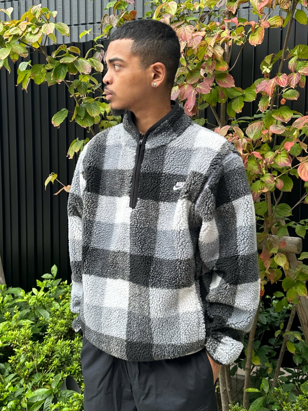 ブラック系のカーゴパンツ、ブラック系のその他トップス、グリーン系のスニーカーを着用したレディースの秋コーディネートの2枚目の写真