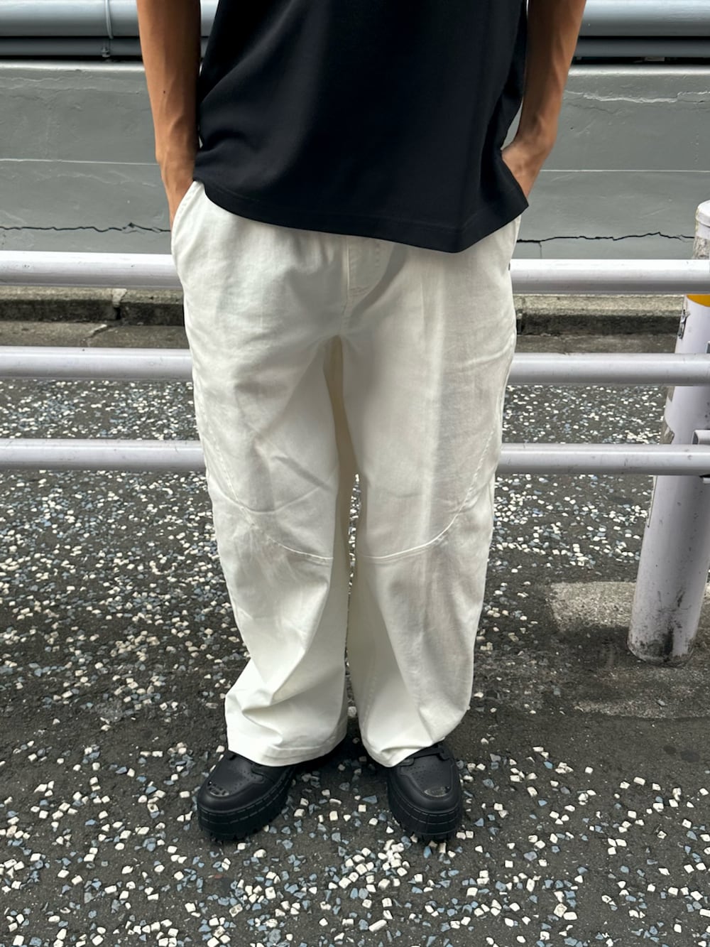 「レザー、厚底シューズ、メンズファッション、ナイキ、ナイキスニーカー、パンツスタイル、ホワイトパンツ、Jordan、ジョーダン、NIKE、秋のコーデ、高身長コーデ、秋、ポロシャツ、デニム」｜「JORDAN BRANDのジョーダン ブルックリン メンズポロ / Jordan Brooklyn Men's Polo IB1041-010 Black（ポロシャツ、ブラック系）」を使った、Nike Yokohama Vivreさん（メンズ・178cm）の夏コーディネートの3枚目の写真