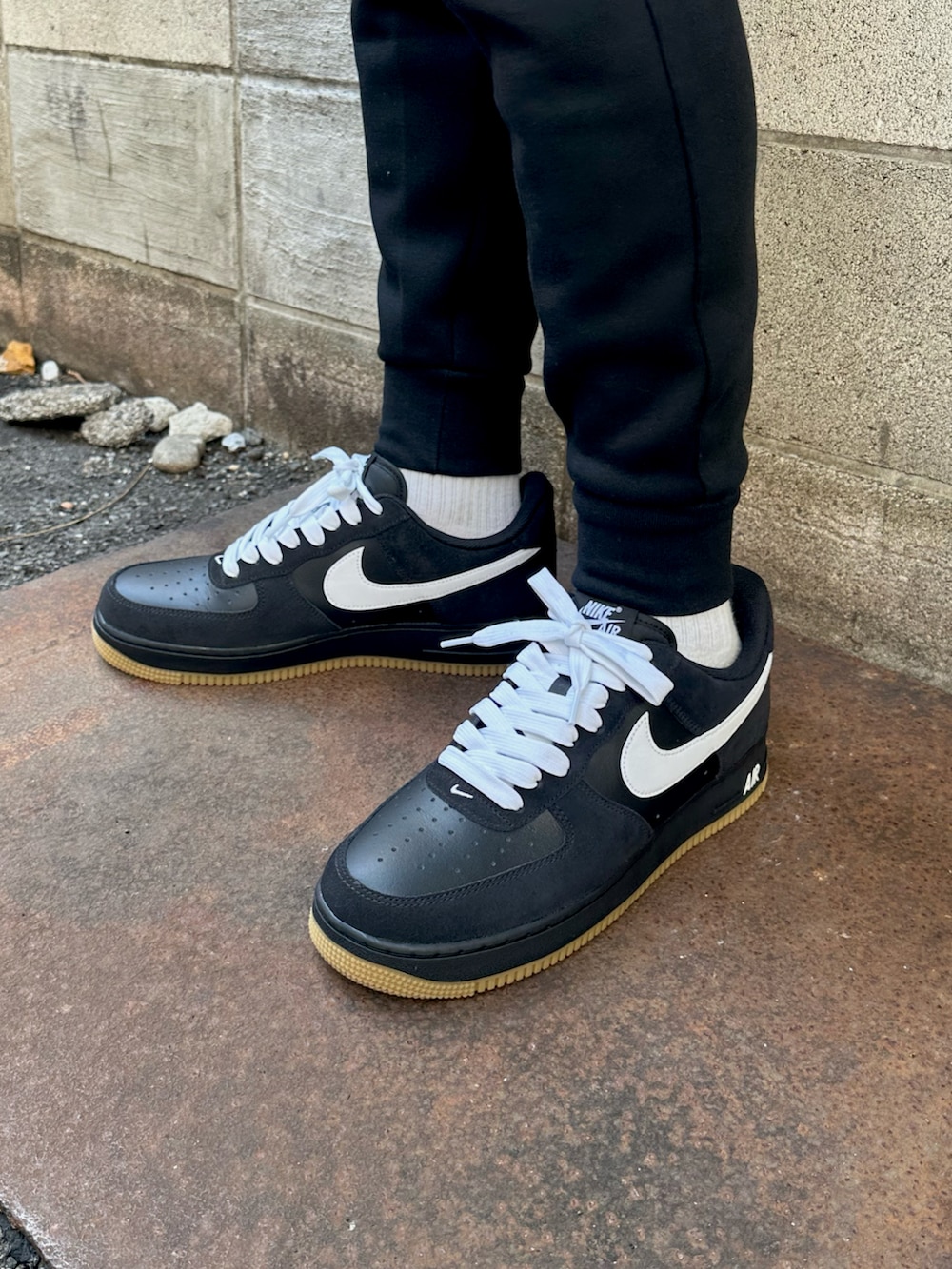 ブラック系のパーカー、ブラック系のその他パンツ、ブラック系のスニーカーを着用したメンズの秋コーディネートの4枚目の写真