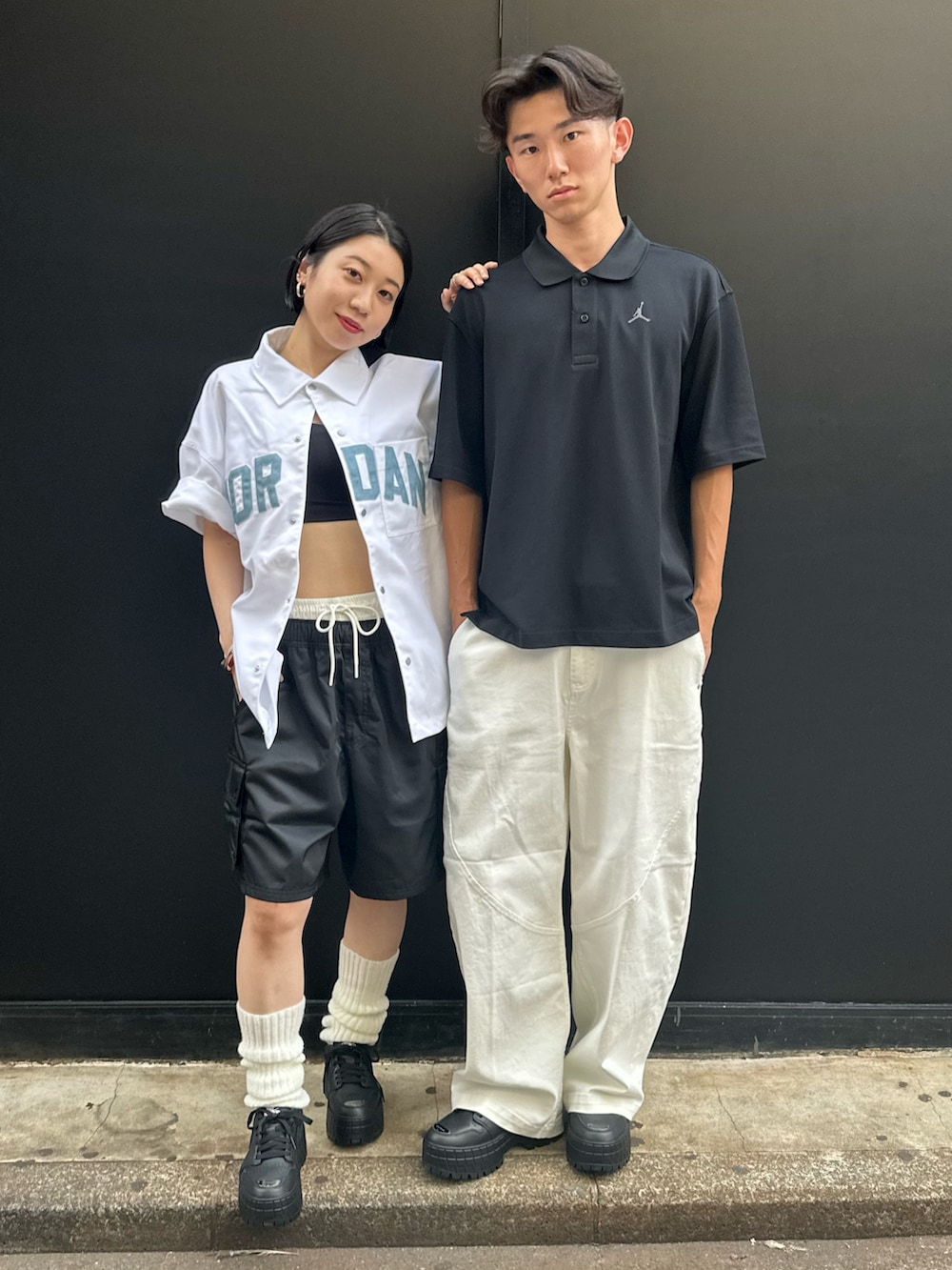 「レザー、厚底シューズ、メンズファッション、ナイキ、ナイキスニーカー、パンツスタイル、ホワイトパンツ、Jordan、ジョーダン、NIKE、秋のコーデ、高身長コーデ、秋、ポロシャツ、デニム」｜「JORDAN BRANDのジョーダン ブルックリン メンズポロ / Jordan Brooklyn Men's Polo IB1041-010 Black（ポロシャツ、ブラック系）」を使った、Nike Yokohama Vivreさん（メンズ・178cm）の夏コーディネートの5枚目の写真