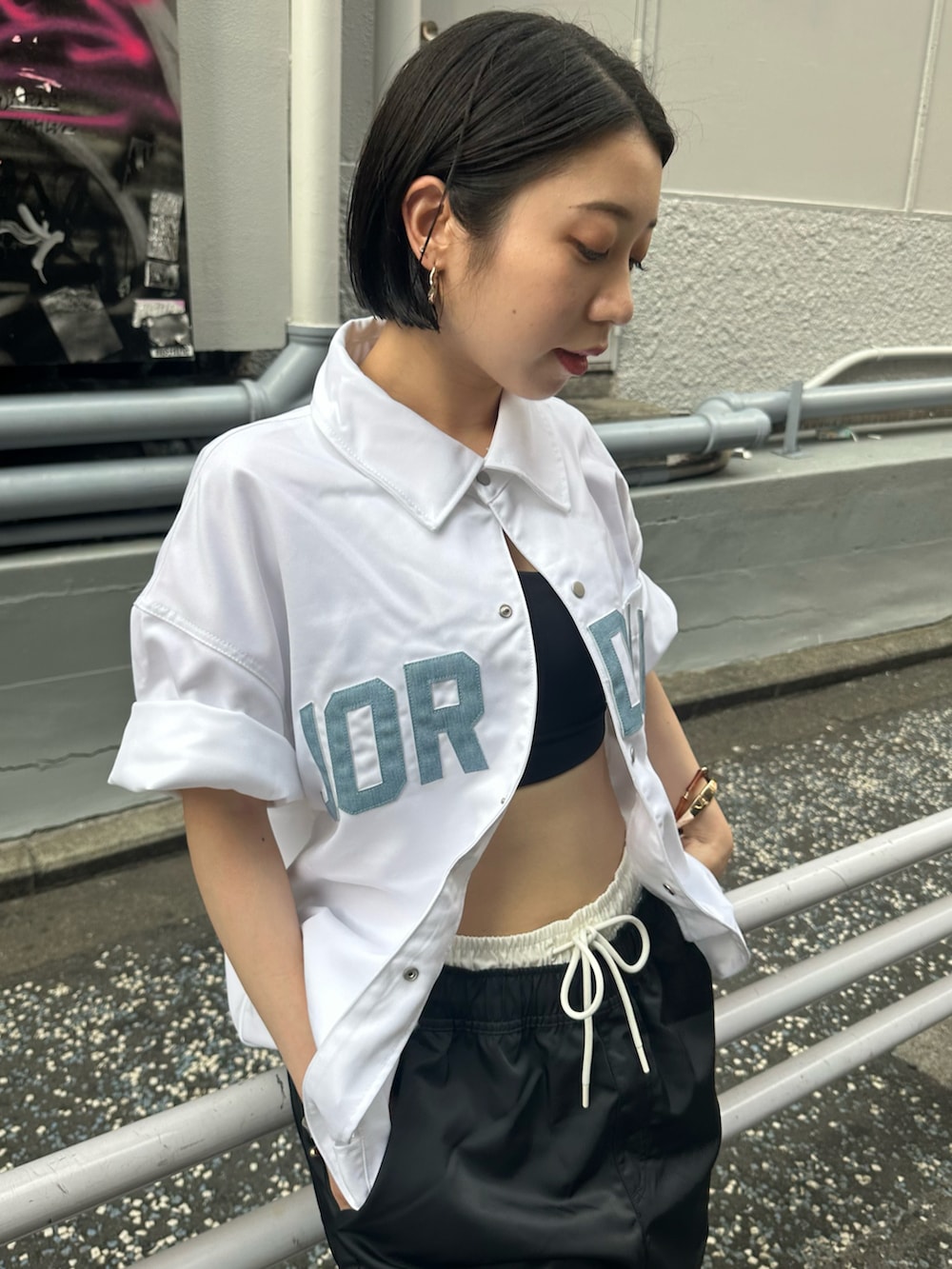 「カーゴパンツ、NIKE、ナイキ、Jordan、ジョーダン、ナイキスニーカー、ルーズソックス、秋のコーデ、モノトーンコーデ、レザー、厚底シューズ、ハーフパンツ」｜「JORDAN BRANDのジョーダン ブルックリン メンズ カーゴ ショートパンツ / Jordan Brooklyn Men's Cargo Shorts HV9683-010 Black（その他パンツ、ブラック系）」を使った、Nike Yokohama Vivreさん（レディース・156cm）の秋コーディネートの3枚目の写真