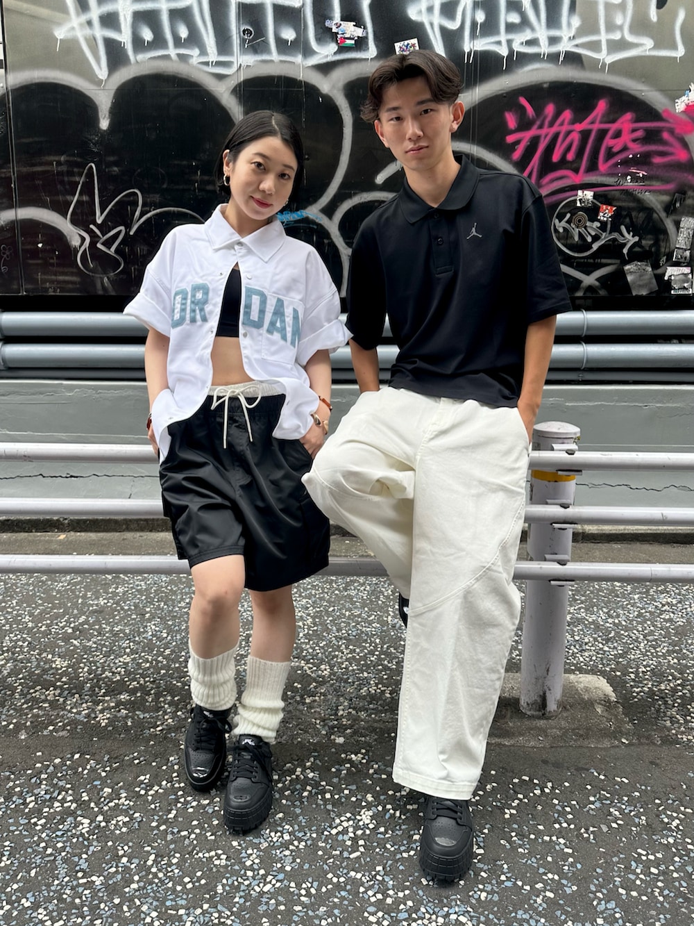 「レザー、厚底シューズ、メンズファッション、ナイキ、ナイキスニーカー、パンツスタイル、ホワイトパンツ、Jordan、ジョーダン、NIKE、秋のコーデ、高身長コーデ、秋、ポロシャツ、デニム」｜「JORDAN BRANDのジョーダン ブルックリン メンズポロ / Jordan Brooklyn Men's Polo IB1041-010 Black（ポロシャツ、ブラック系）」を使った、Nike Yokohama Vivreさん（メンズ・178cm）の夏コーディネートの4枚目の写真