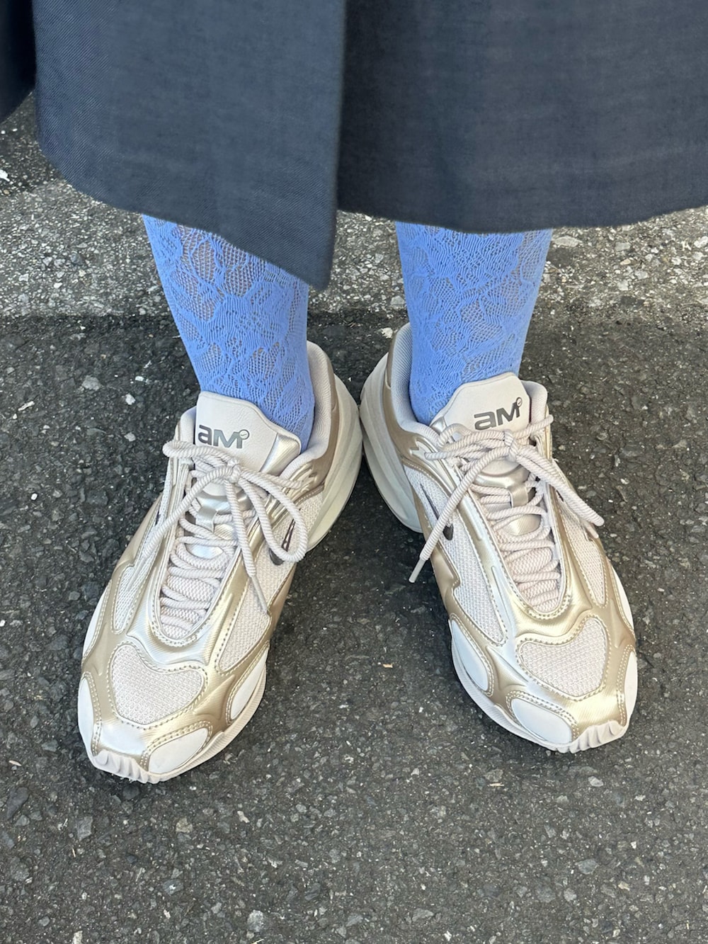 「タンクトップ、NIKE、NIKE AIR MAX、NIKEスニーカー、nike、AIRMAXMUSE、夏コーデ、夏、プリーツスカート、ゴールドシューズ、メタリックシューズ、ブラウス、ガーリー」｜「NIKEのアイテム（スニーカー、ゴールド系）」を使った、Nike Yokohama Vivreさん（レディース・158cm）の夏コーディネートの3枚目の写真